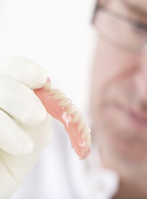 Prótese dentária de silicone: conheça essa opção mais confortável e natural para o seu sorriso