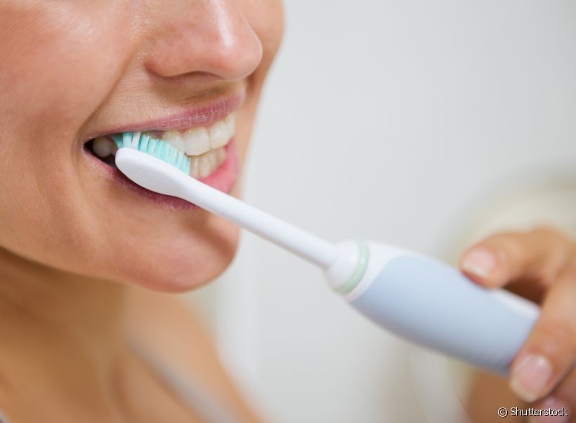 O uso da escova de dentes elétrica somado ao creme dental clareador pode garantir um sorriso branco por mais tempo. Saiba mais!
