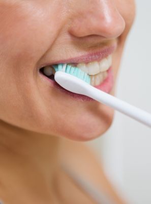 Escova de dentes elétrica + creme dental clareador: veja como essa dupla ajuda no tratamento de manchas e na manutenção do clareamento