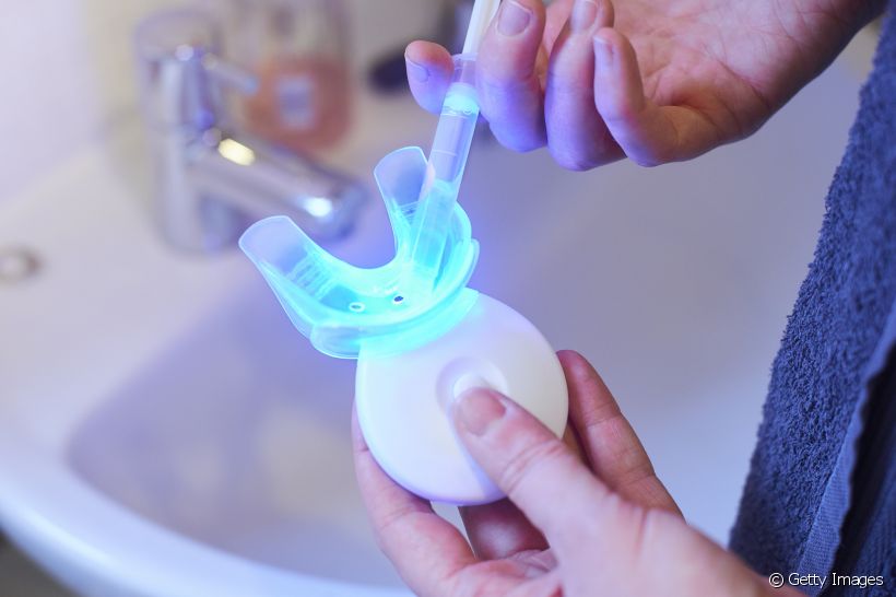 Sente necessidade de fazer um clareamento dental? Saiba se o uso da moldeira clareadora elétrica com luz de led é a técnica mais indicada! 