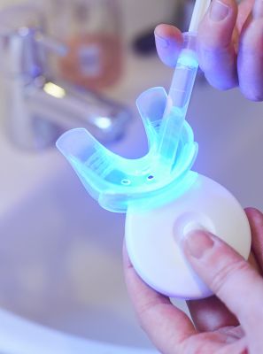 Clareamento dental com moldeira elétrica de luz de LED: é seguro? Especialista revela os perigos dessa tecnologia e explica porque não é recomendada