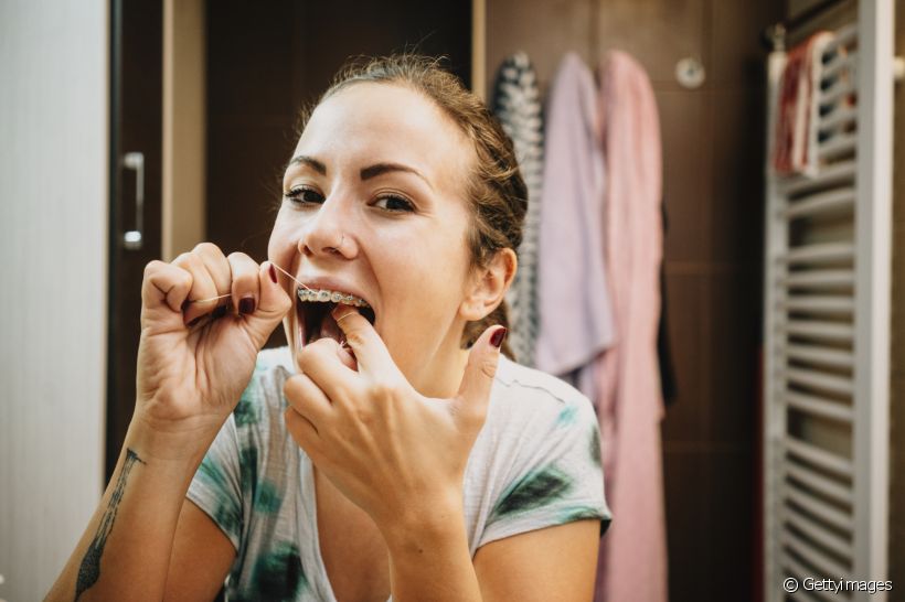 O fio dental é um acessório fundamental para higiene bucal durante o tratamento ortodôntico. Veja dicas de um profissional para escolher o modelo mais adequado!