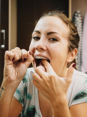 Aparelho fixo ortodôntico: qual é o melhor fio dental?