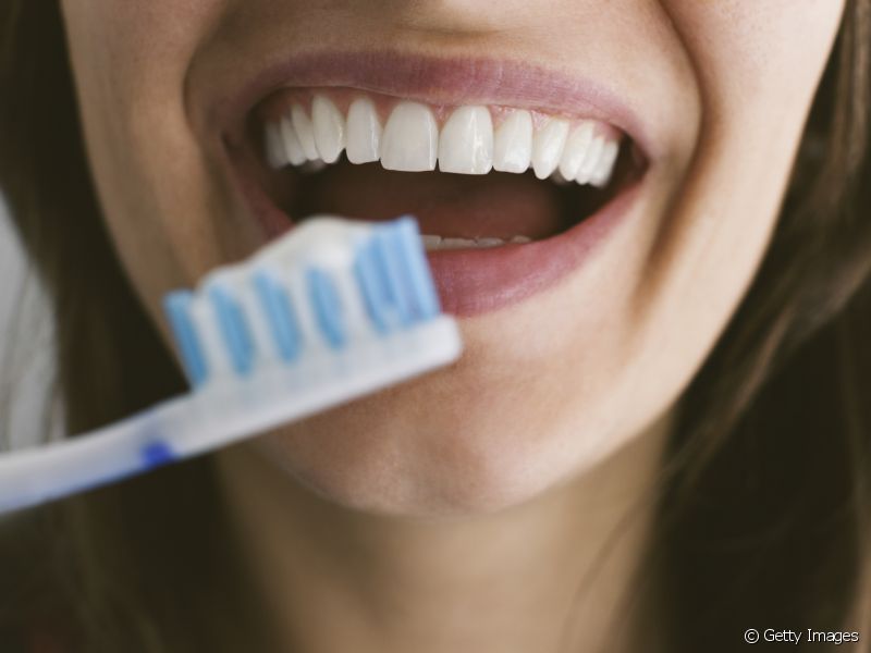 Comece escovando os dentes com movimentos circulares e delicados. Uma boa dica é dividir a cavidade bucal em quatro partes e reservar 30 segundos para cada uma delas.