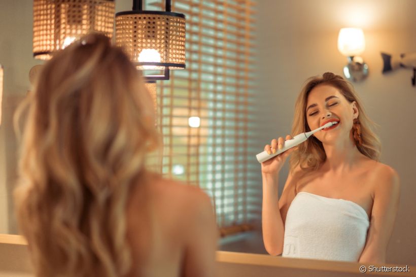 Entenda como a escova de dentes elétrica pode garantir uma higiene bucal mais eficaz durante o tratamento ortodôntico