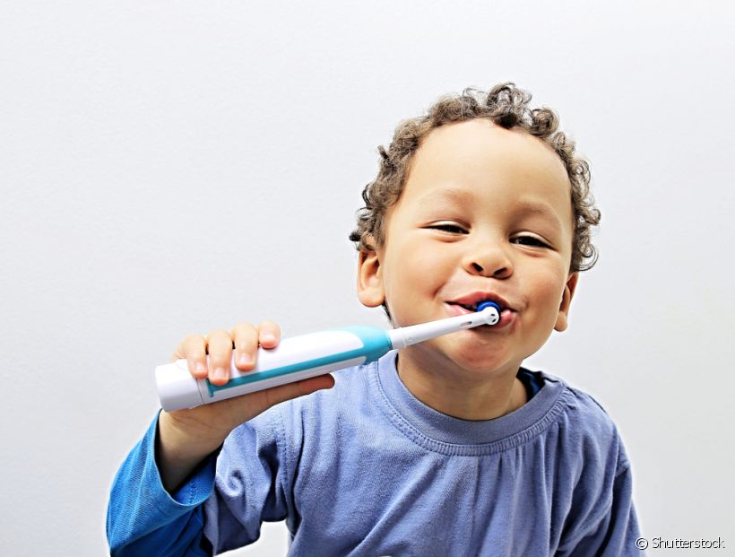 Entenda como a escova de dentes elétrica pode ajudar na saúde bucal do seu filho
