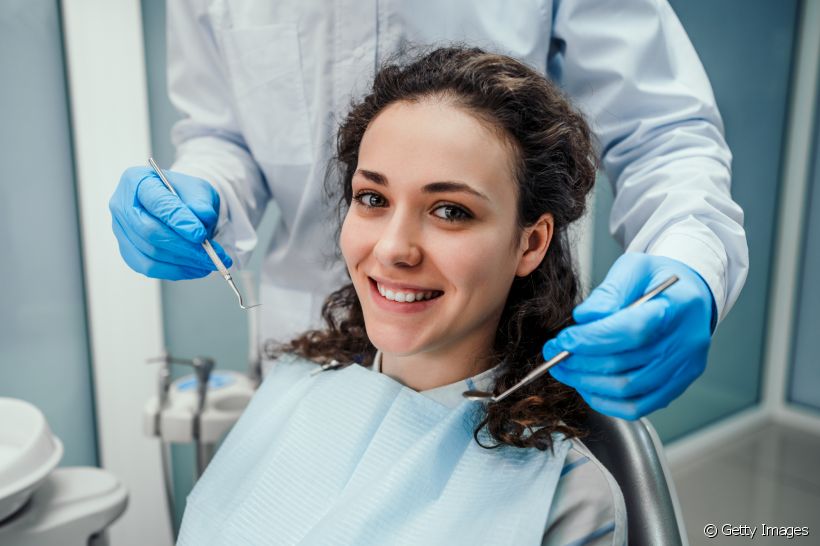 Você sabe como remover o tártaro dos dentes de maneira correta? Veja dicas para eliminar o acúmulo de placa bacteriana endurecida!