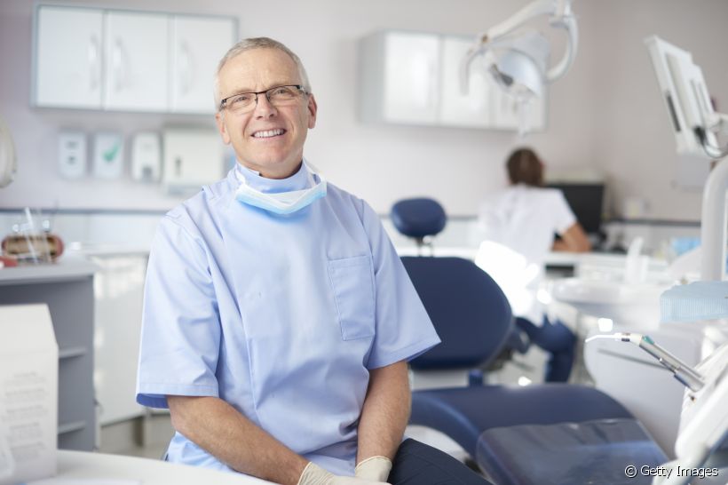 O dentista e o odontologista são profissionais responsáveis por resolver diferentes tipos de problemas bucais. Mas será que eles desempenham papéis parecidos? Saiba mais!