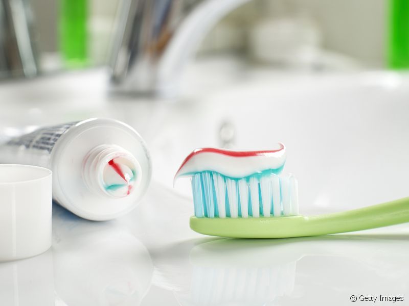 Opte por produtos de higiene bucal que tragam os melhores resultados durante a limpeza. A utilização de escova de dentes de cabeça pequena e cerdas macias ou extra macias, por exemplo, é fundamental para eficácia no processo.