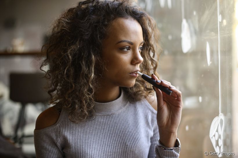 O cigarro eletrônico pode trazer diversos prejuízos para a sua saúde bucal, como mau hálito e doenças periodontais
