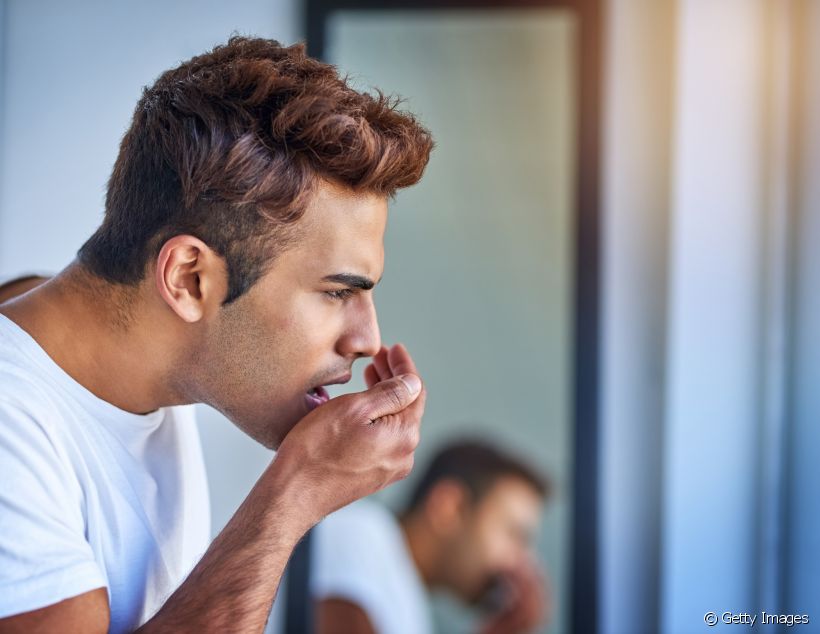 A halitose é um problema bucal que pode surgir por diferentes motivos. Saiba os cuidados necessários para tratar e evitar o mau hálito!