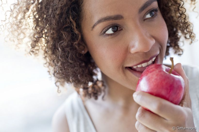 A maçã é um alimento conhecido por ajudar na higiene bucal e prevenir o surgimento de doenças, como a cárie. Mas será que isso é verdade? Veja o que diz um especialista!