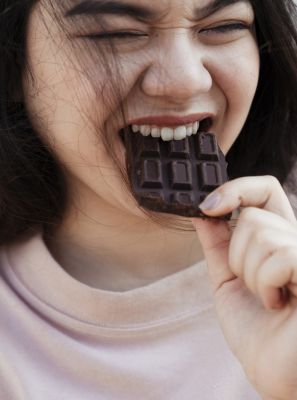 Como o consumo de alimentos ricos em açúcar afeta a saúde bucal