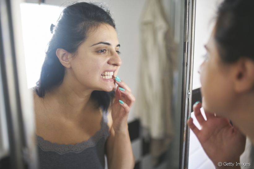 Um dente furado pode ser sinônimo de cárie e outros problemas bucais. Veja como tratar e evitar o quadro com a ajuda de uma especialista!