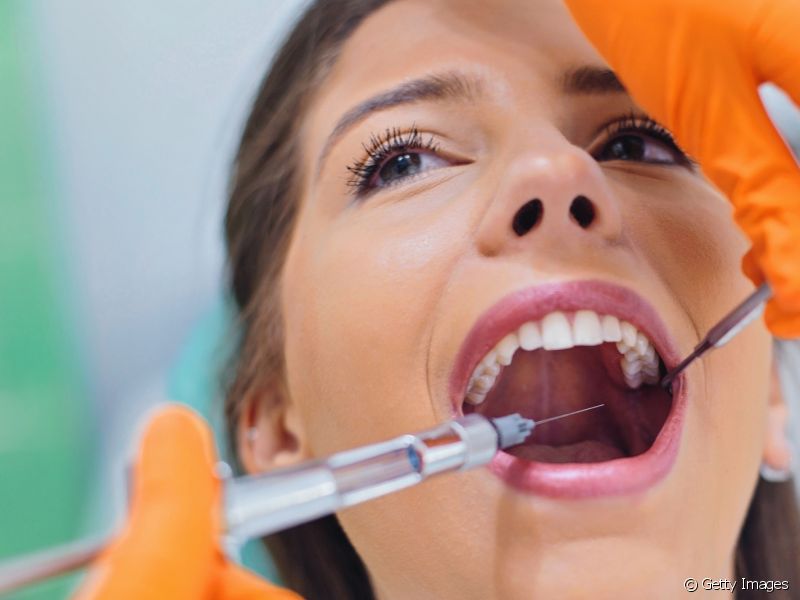Antes de iniciar o enxerto ósseo dentário, o dentista aplica a anestesia para a realização da cirurgia. Em casos pequenos, a anestesia local é o suficiente. No entanto, em pacientes com danos maiores, é necessário a aplicação da anestesia geral, com uma equipe e ambiente adequado para o procedimento.