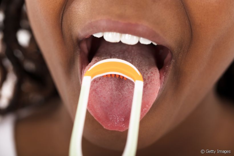 Entenda a importância do limpador de língua infantil e saiba como incluí-lo na rotina de higiene bucal do seu filho