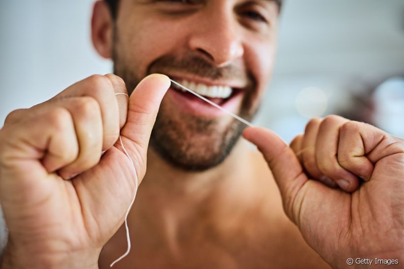 O fio dental e a fita dental são ferramentas que ajudam a manter a higiene bucal em dia. Saiba a diferença entre eles e como utilizá-los!