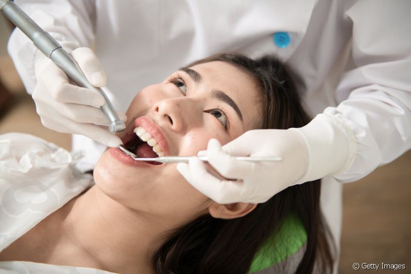A obturação dentária é um procedimento cercado de mitos e verdades. Saiba como o tratamento funciona e se pode causar dores após a sua realização!