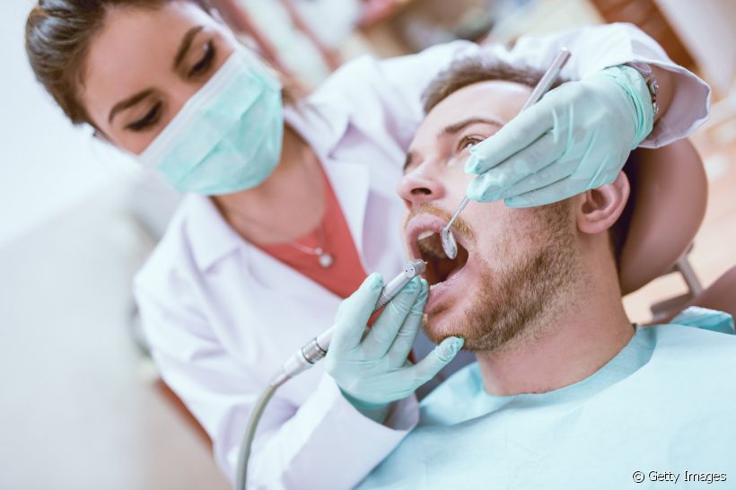 O surgimento de um dente furado pode estar ligado à diversos motivos, como má higiene bucal e a presença de cáries. Entenda!