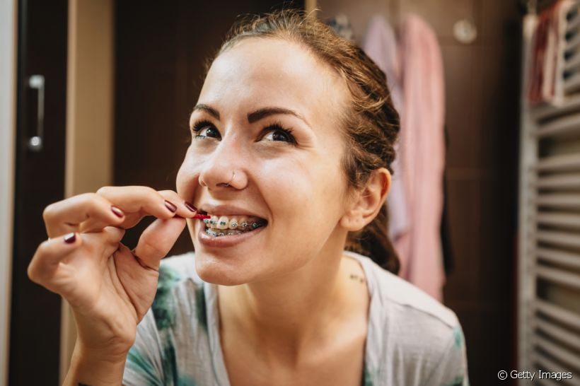 A escova interdental é uma ferramenta que pode contribuir para higiene bucal durante o tratamento ortodôntico. Entenda!