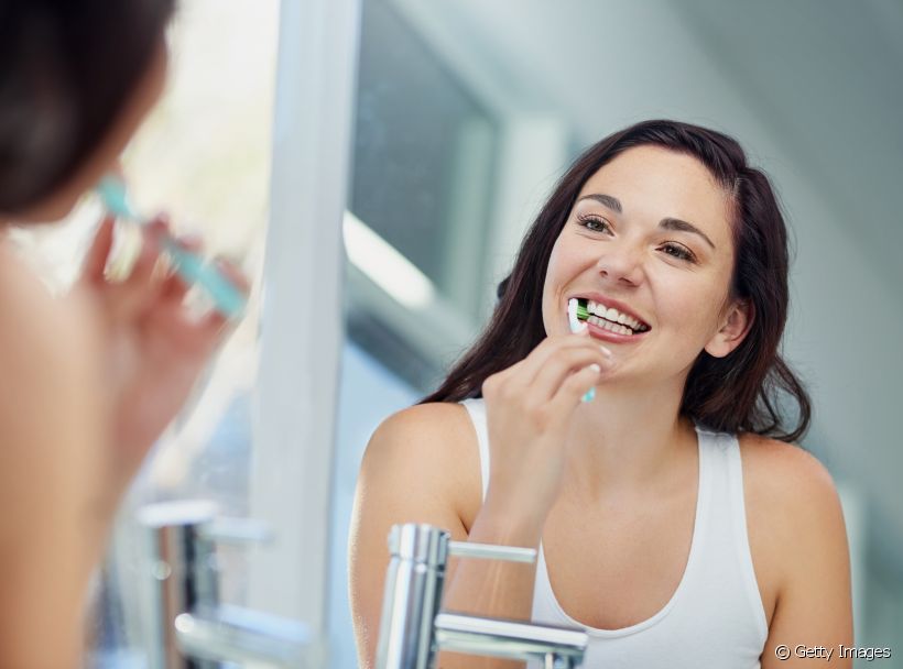 O tratamento de cárie pode ser feito em casa através do uso de creme dentais com flúor. Saiba mais!