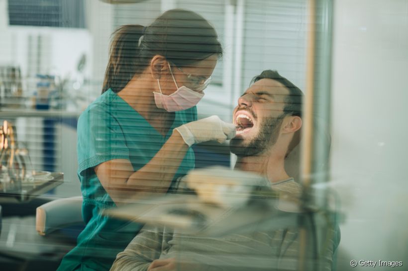 A extração de dente siso incluso é bastante parecida com a cirurgia tradicional. Confira abaixo o passo a passo do procedimento!