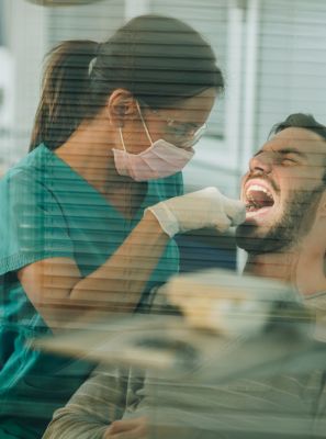 Como é feita a extração do dente siso incluso?