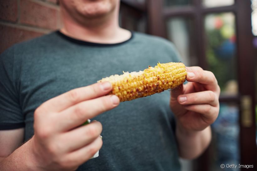 Entenda como o consumo de alimentos duros pode resultar em um dente quebrado e os cuidados necessários para prevenir o quadro