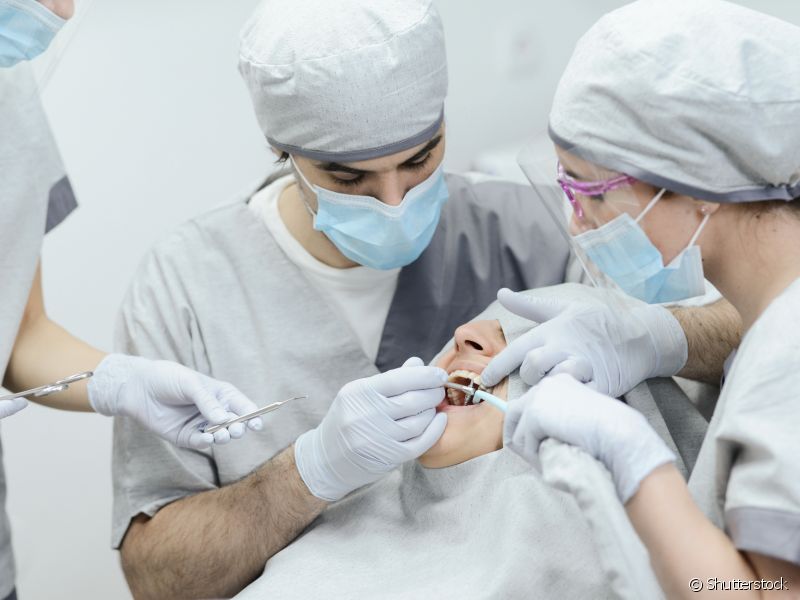 Em seguida, o cirurgião dentista realiza o reposicionamento da mandíbula por meio de procedimento cirúrgico que é feito por dentro da boca