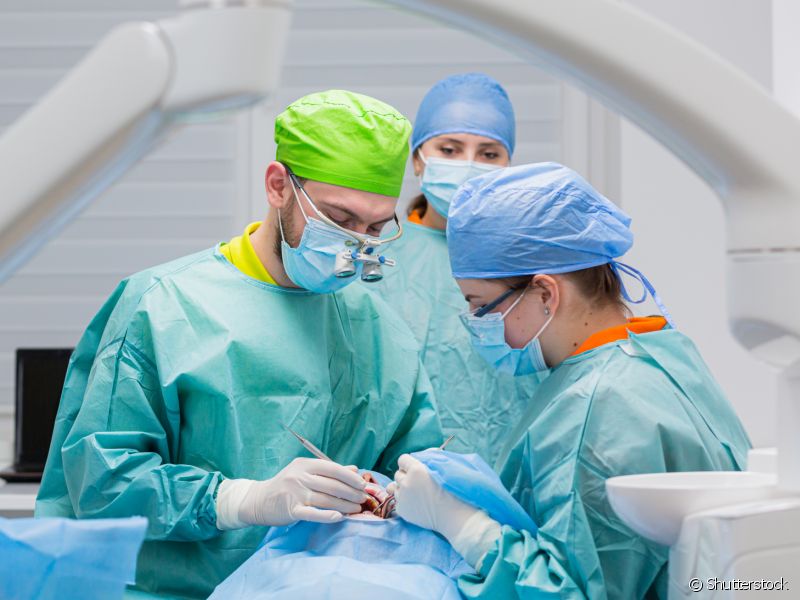 Durante a cirurgia ortognática,   o maxilar superior e inferior, o queixo ou todos eles são   cortados, movimentados e fixados por meio de placas de titânio