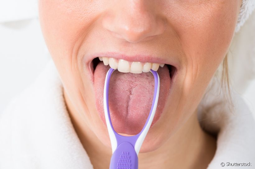 Você sabia que a língua branca pode ser sinônimo de mau hálito? Entenda a relação entre os quadros e saiba como evitá-los através da higiene bucal!