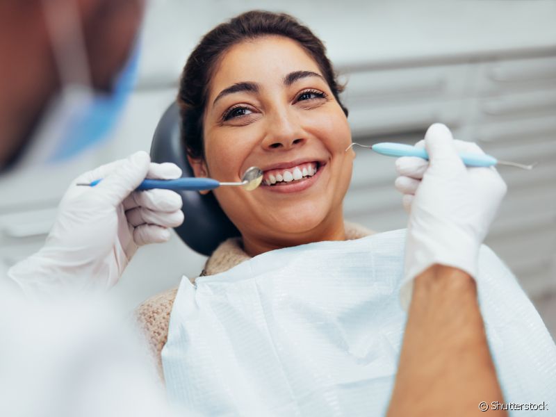 Além dos cuidados com a limpeza do dente, é importante que o paciente mantenha visitas regulares ao dentista para verificar as condições do bloco dentário a longo prazo.