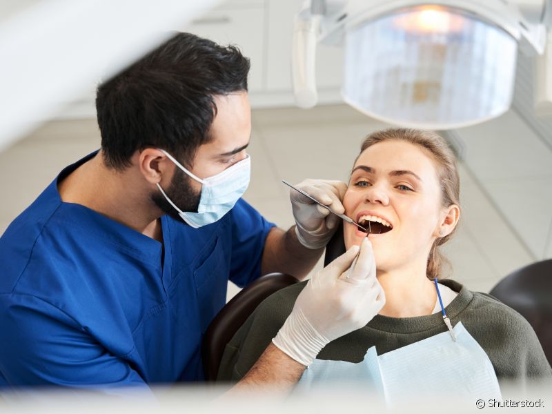 Com a prótese dentária pronta, é hora de agendar uma nova consulta para realizar o procedimento! Nesse caso, o bloco é colocado no dente de maneira permanente. Por isso, é importante escolher um profissional qualificado e especializado.