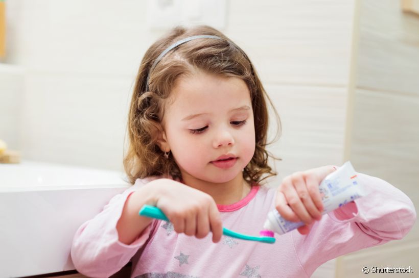 Utilizar uma boa pasta de dente durante a escovação é fundamental para a saúde bucal do seu filho. Mas você sabe qual é a quantidade certa? Veja o que diz uma especialista!