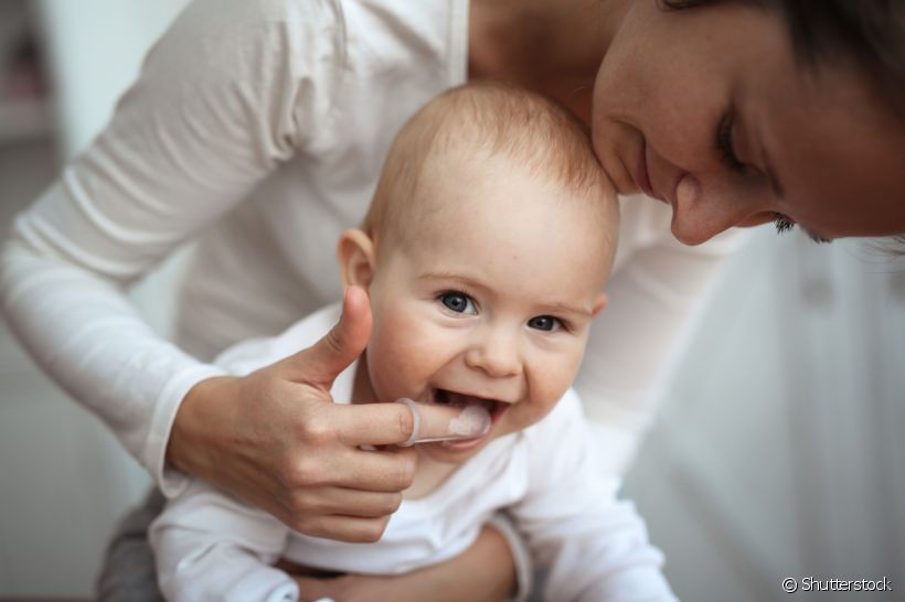 Massagear a gengiva é uma das formas de aliviar a dor de dente em bebês. Saiba mais! 