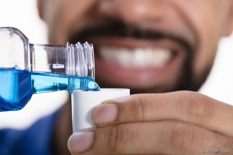 Saiba tudo sobre o enxaguante bucal com antibiótico e os cuidados necessários para incluir esse produto na sua rotina de limpeza dos dentes