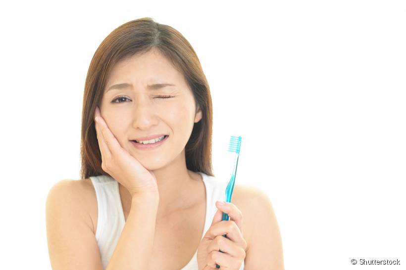 Se no momento de escovar os dentes você notar um sangramento na gengiva, não deixe para lá. Isso pode ser um dos primeiros sinais da periodontite