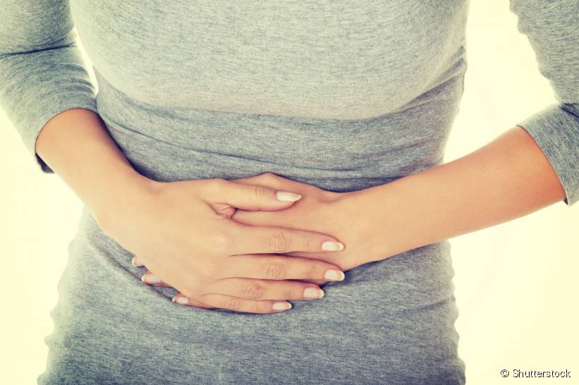 Pontadas estomacais e queimação podem indicar os primeiros sintomas da gastrite, uma inflamação que ocorre nas paredes internas do estômago causada por bactérias