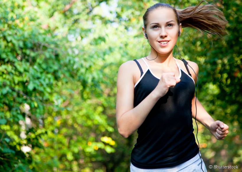 Correr é uma atividade que não custa nada, queima mais de 500 calorias em apenas uma hora de treino e traz um monte de benefícios para o seu corpo. Bom demais, né?