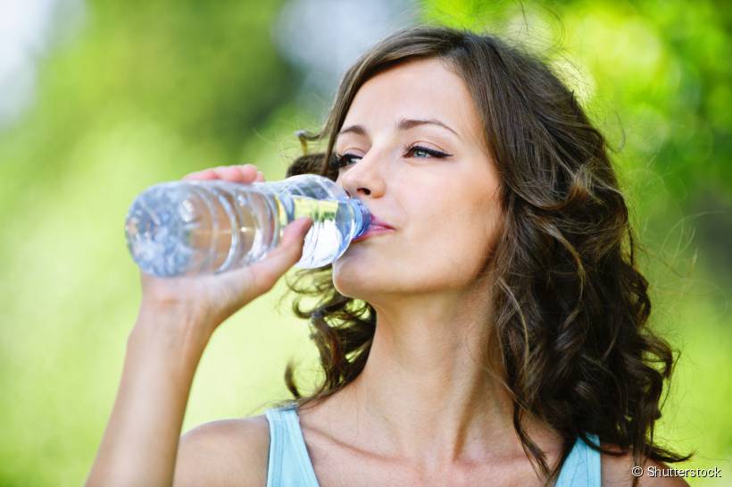 Ingerir, pelo menos, dois litros de água diariamente traz um monte de benefícios para o corpo que até quem não é fã da substancia H2O vai acabar revendo seus conceitos