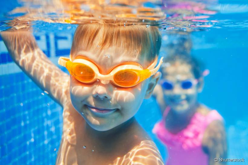 A natação é uma delícia para a criançada. Refresca, diverte e proporciona muitos benefícios para o corpo. Já com 6 meses de idade seu pequeno pode dar seus primeiros mergulhos