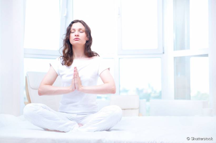 Que tal levantar 10 minutos mais cedo? A professora de Yoga Lya Torres afirma que já é o suficiente para começar o dia mais relaxado. Feche os olhos e concentre-se na respiração natural do corpo