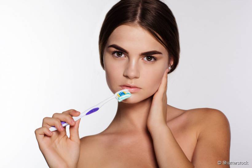 O sangramento na gengiva durante a higiene bucal diária é um sinal de alerta, pois pode ser o início de problemas sérios como gengivite e periodontite