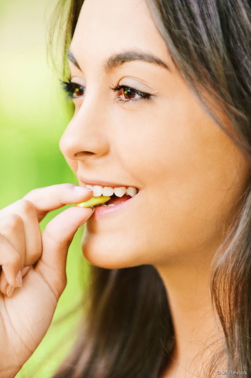 Por isso, o indicado é consumir chiclete sem açúcar, que podem trazer benefícios para a saúde bucal, como estimular a produção de saliva