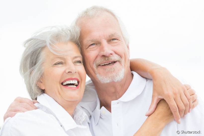 O idoso que deseja sorrir mais para a vida e sem medo pode contar com toda a ajuda e suporte da Odontogeriatria, área especializada para diagnosticar e tratar as doenças comuns à terceira idade