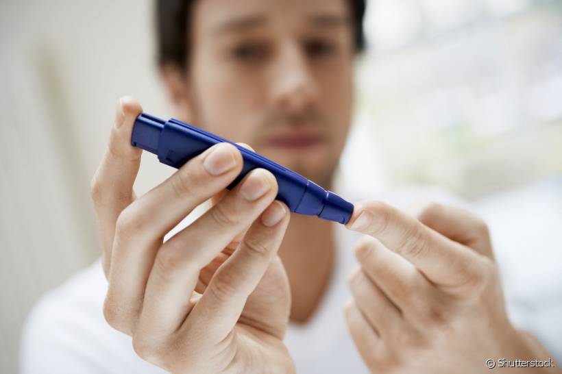 Diabetes é uma doença causada pela deficiência na produção de insulina, aumentando o nível de açúcar no sangue e, consequentemente, causando complicações sistêmicas, inclusive bucais
