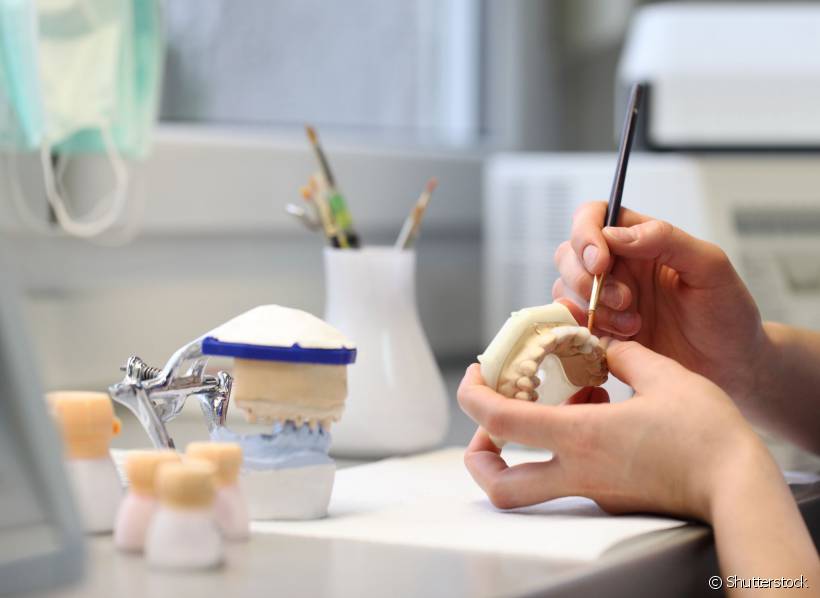 Prótese ou implante dentário? Essa é uma dúvida muito comum para todos que precisam corrigir a perda de um ou mais dentes