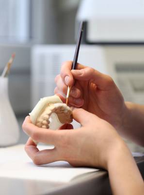 Entenda as diferenças entre prótese e implante dentário