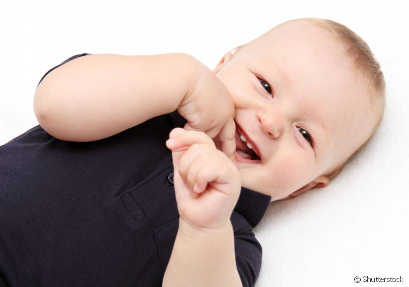 O nascimento dos dentes de leite pode ser bem chatinho para seu bebê. Encontre algumas dicas fáceis para ajudá-lo nesse momento