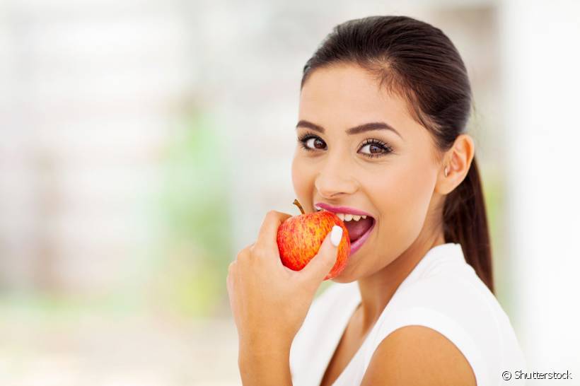 A maçã combate a gripe e também promove uma limpeza em seus dentes. Confira mais desses e outros benefícios da fruta que a nutricionista Caroline Codonho contou ao Sorrisologia